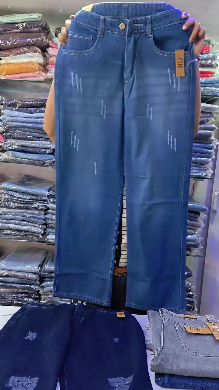 Modern Street Style Essential: Wide-Leg Distressed Denim Jeans