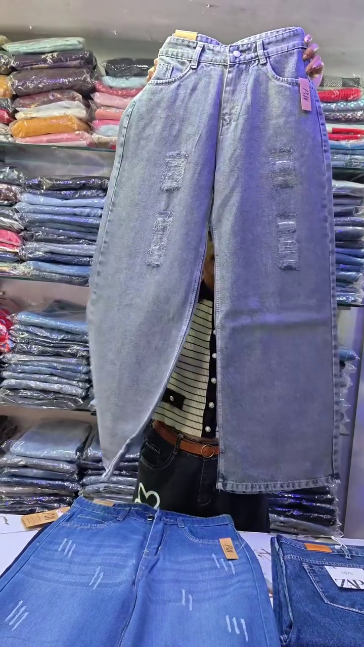Modern Street Style Essential: Wide-Leg Distressed Denim Jeans