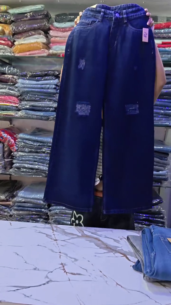 Modern Street Style Essential: Wide-Leg Distressed Denim Jeans