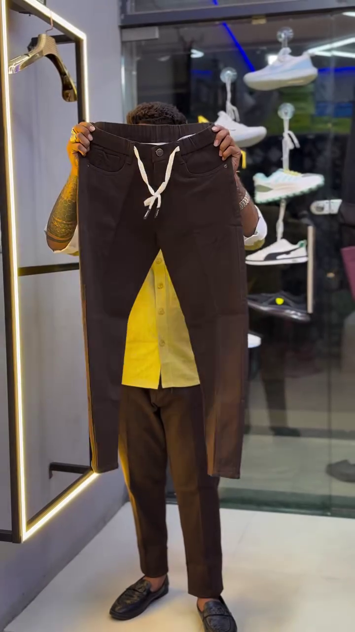 Modern Comfort: Slim-Fit Drawstring Trousers with Clean Street Appeal