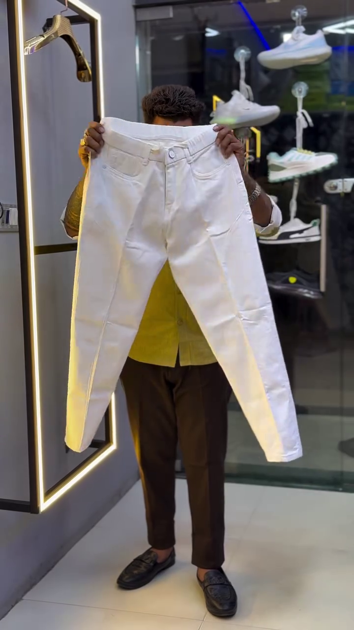 Modern Comfort: Slim-Fit Drawstring Trousers with Clean Street Appeal