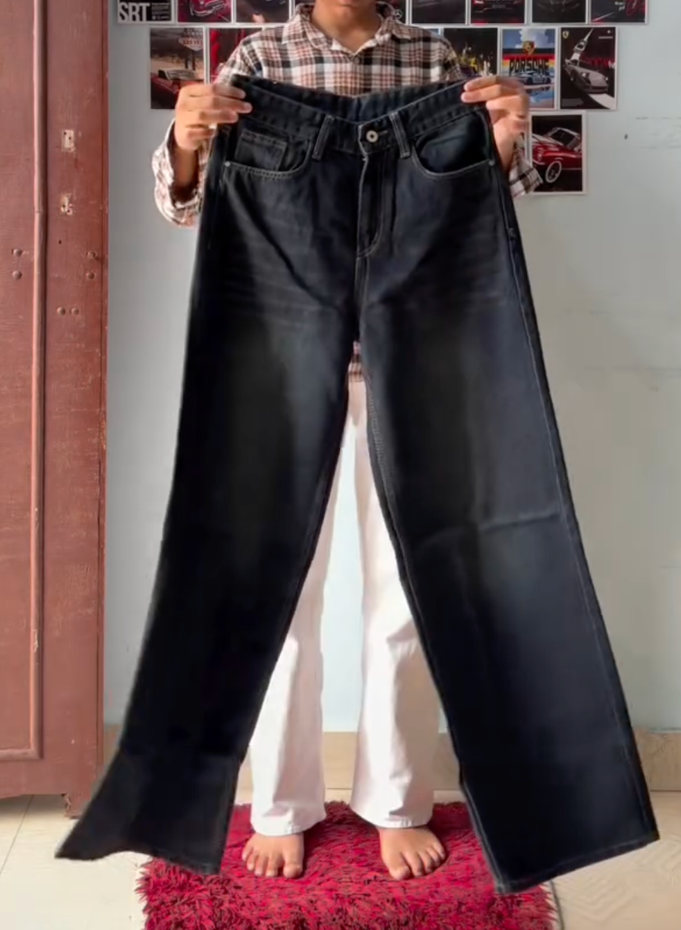 Oversized White Short-Sleeve Shirt with Wide-Leg Black Jeans – Modern Streetwear Look
