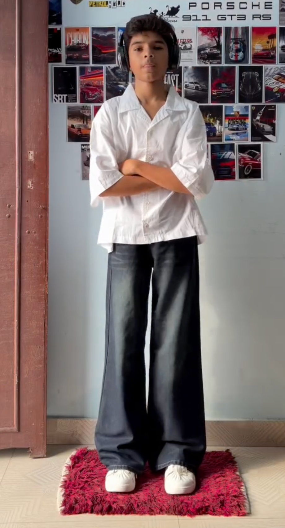 Oversized White Short-Sleeve Shirt with Wide-Leg Black Jeans – Modern Streetwear Look