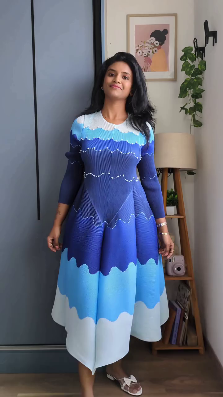 Elegant Blue Wave Pattern Midi Dress for a Stylish Feminine Look