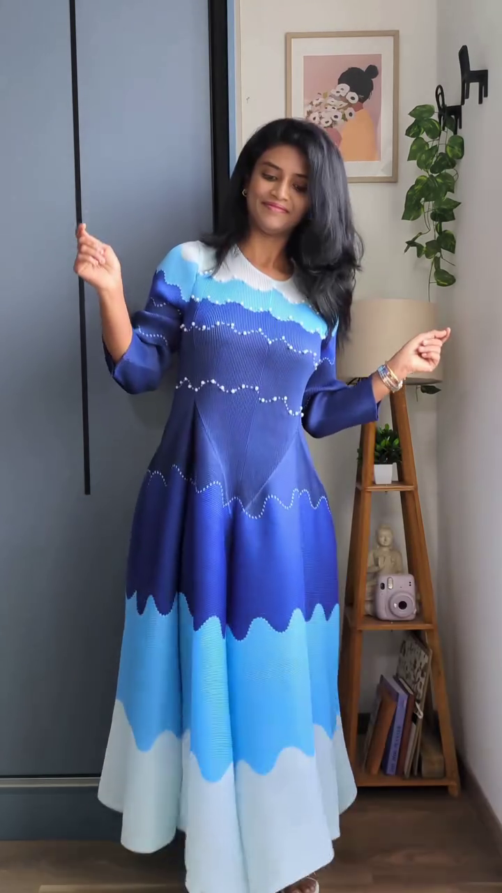 Elegant Blue Wave Pattern Midi Dress for a Stylish Feminine Look