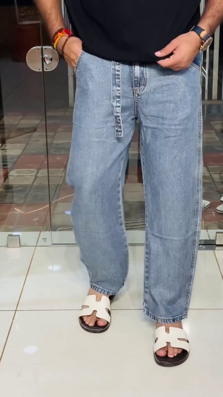 Trendy  Wide-Leg Jeans for Men with Relaxed Fit and Modern Casual Streetwear Style