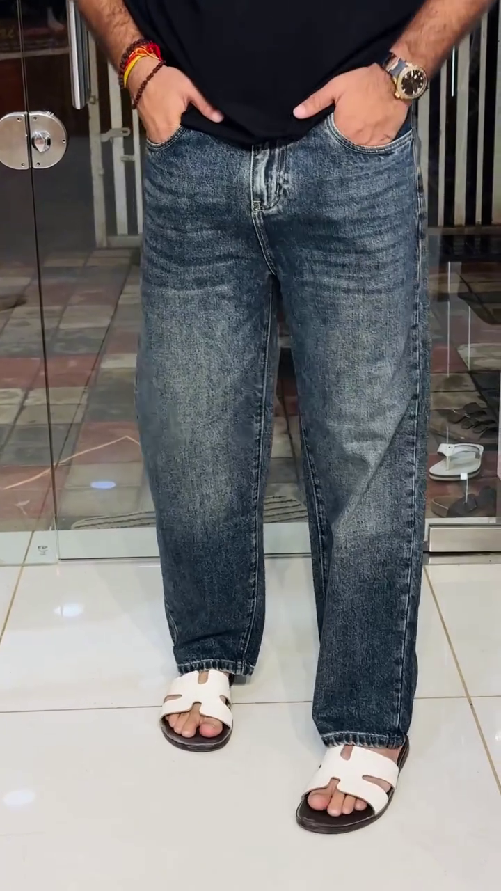 Trendy  Wide-Leg Jeans for Men with Relaxed Fit and Modern Casual Streetwear Style