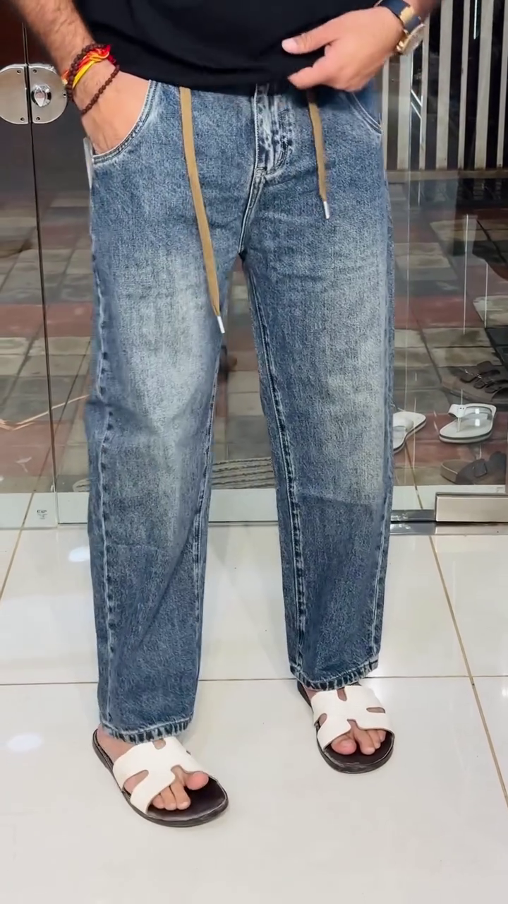 Trendy  Wide-Leg Jeans for Men with Relaxed Fit and Modern Casual Streetwear Style