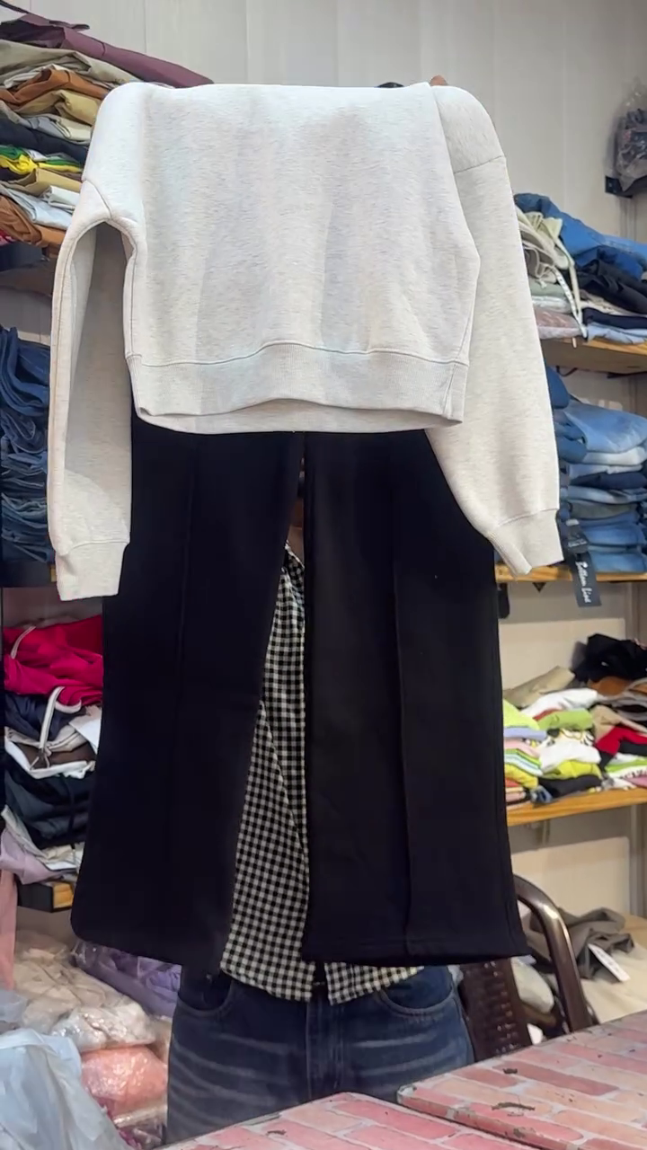 Stylish Cream Cropped Sweatshirt with Black Wide-Leg Pants – Modern Casual Fashion