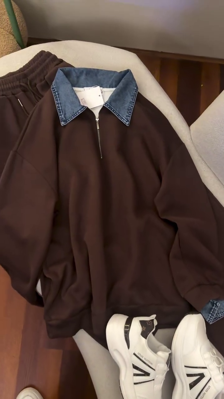 Trendy Chocolate Brown Half-Zip Sweatshirt with Denim Collar – A Perfect Blend of Streetwear and Comfort